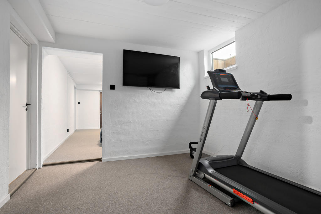 Genomgångsrum i källare.