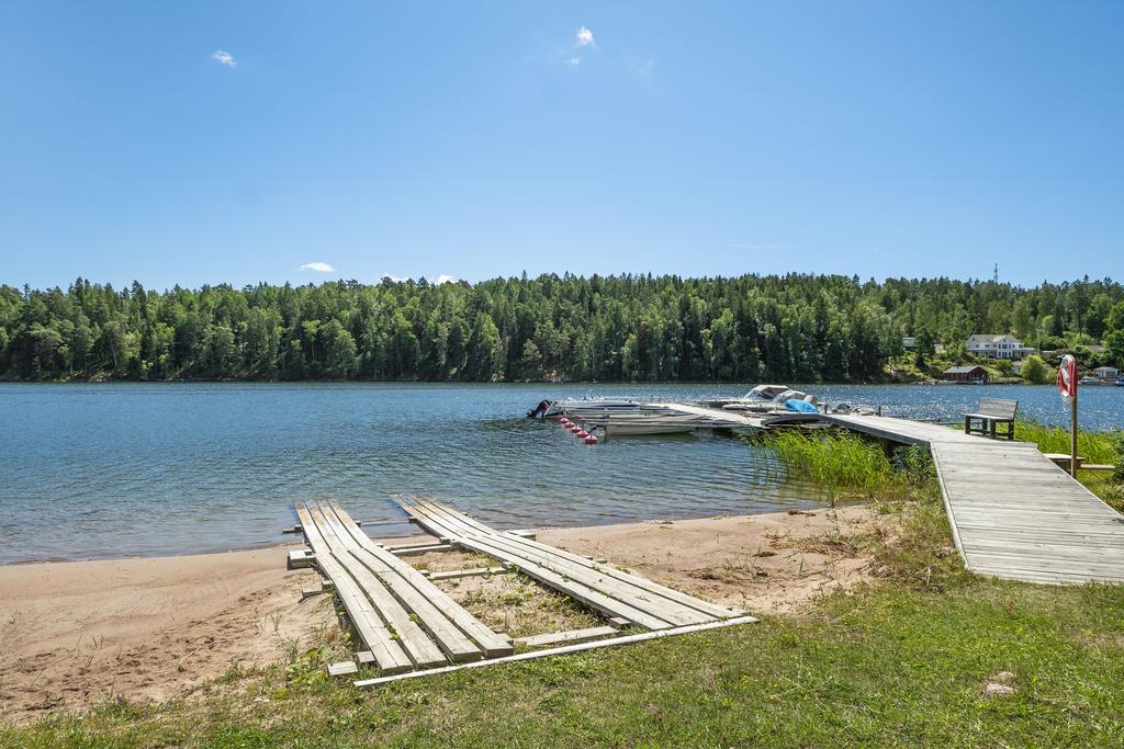 Samfällighetens båthamn, badplats och bryggor