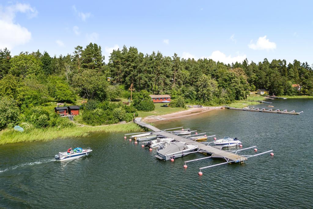 Samfällighetens badplats, bryggor och bastu