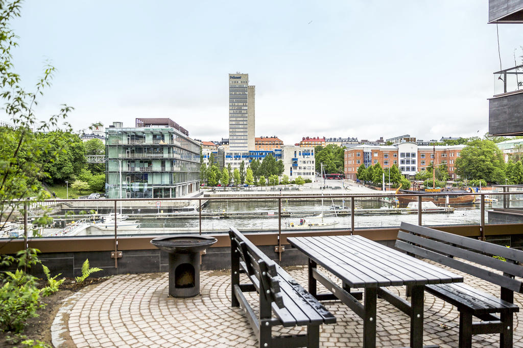 Fin utsiktsplats med vy mot kanalen & Södermalm på gården