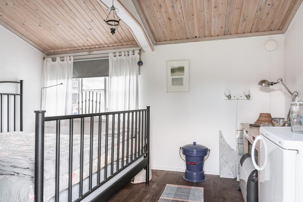 Gäststuga med plats för övernattande gäster, en perfekt tillgång för familj och vänner.