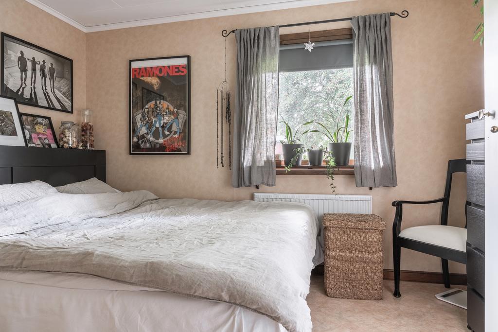 Rofyllt sovrum med plats för dubbelsäng.