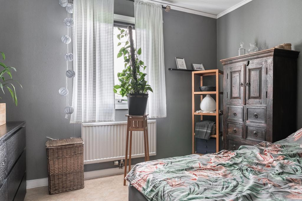 Trivsamt sovrum som passar utmärkt som barnrum, gästrum eller hemmakontor, du väljer själv hur ytan kommer till sin rätt!
