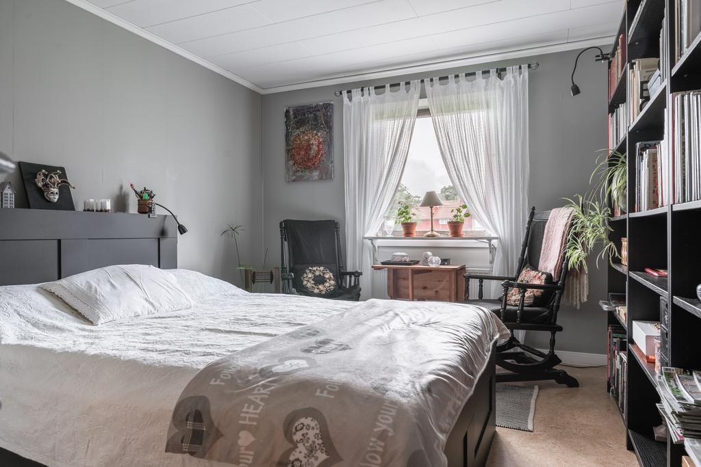 Ytterligare ett sovrum med plats för dubbelsäng och förvaring.