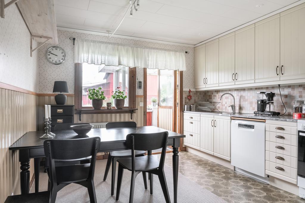 Ljust och trivsamt kök med gott om arbetsytor och förvaring.