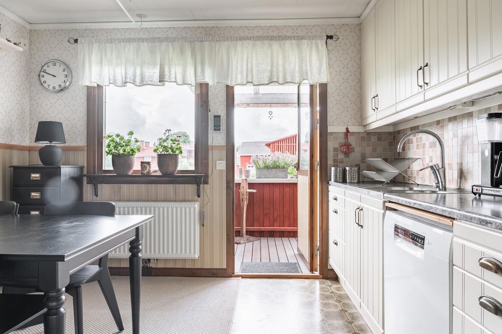 Från köket når du enkelt den trevliga verandan!