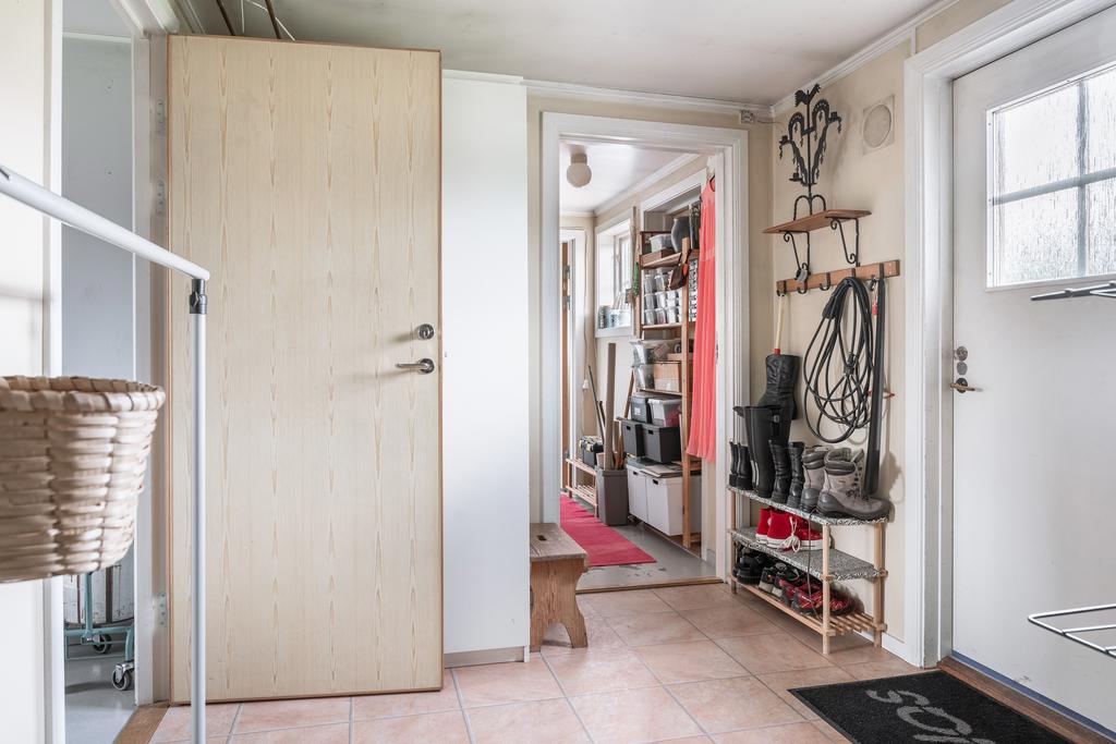 En smart ingång när du kommer hem från skogsturen eller trädgårdsarbetet. Här kan stövlar och regnkläder stanna innan de når huset.