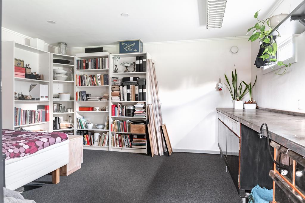 Ombyggt garage som idag nyttjas som extra rum med goda förvaringsmöjligheter.