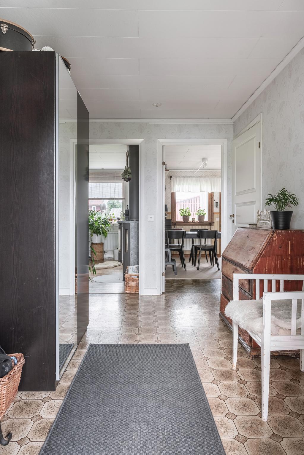 Vy mot hall och vardagsrum.