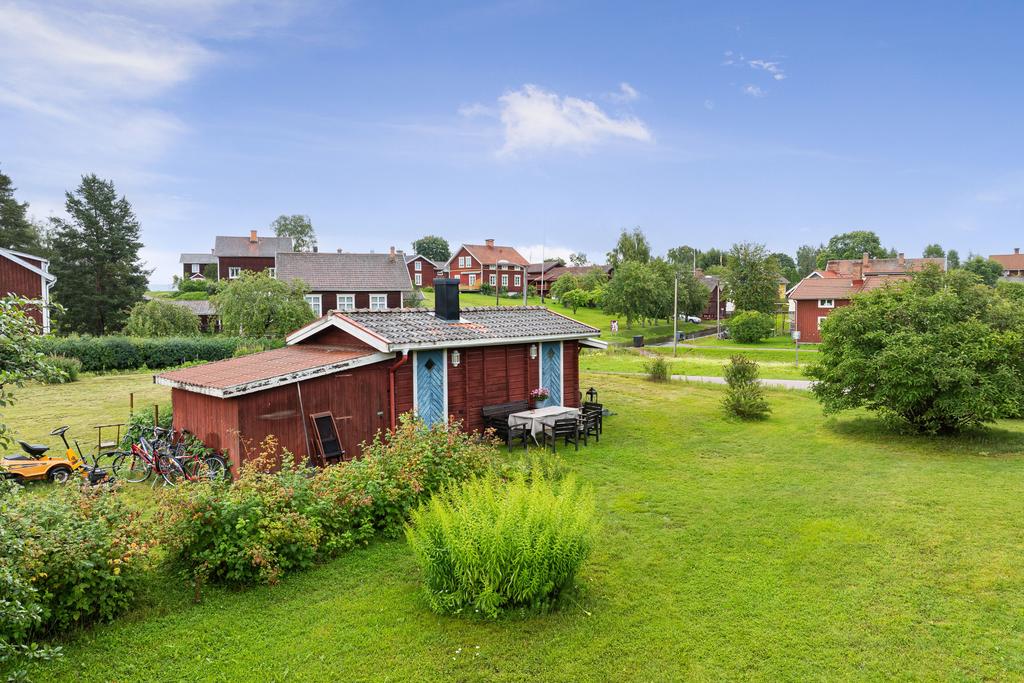 Uthus med både gäststuga och förråd.