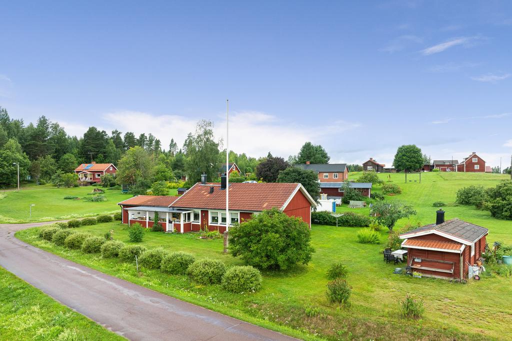 Här bor du med gott om rum och dessutom en praktisk gäststuga på tomten.