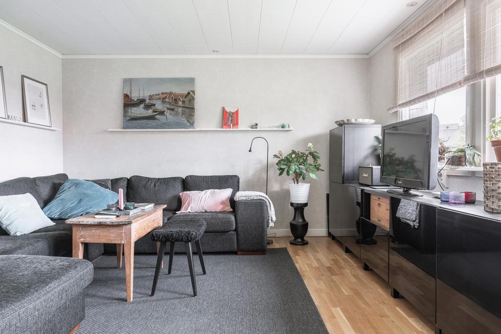 Vardagsrummet erbjuder gott om plats för en stor soffgrupp.