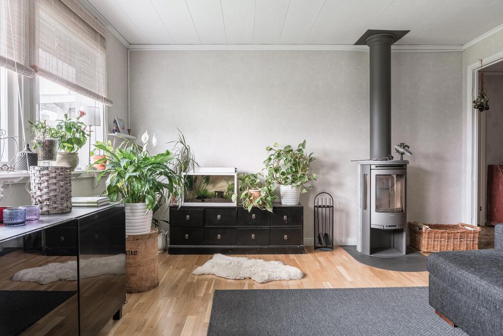 Täljstenskaminen blir ett naturligt blickfång och bidrar med både värme och trivsel under årets kalla månader.