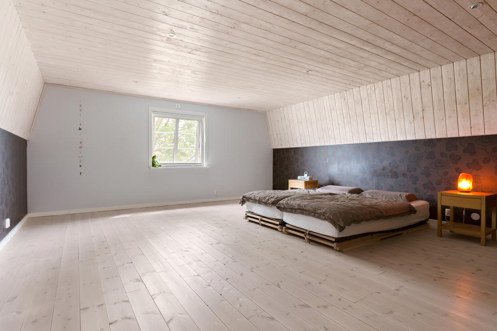 Ett av tre sovrum på övervåningen/Master bedroom.