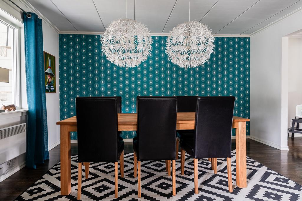I anslutning till köket finns ytterligare en matplats för de större middagarna. 
