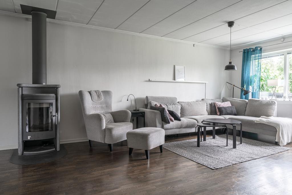Mellan matplats och vardagsrum finns en vacker kamin för extra myskänsla och lägre driftkostnad.