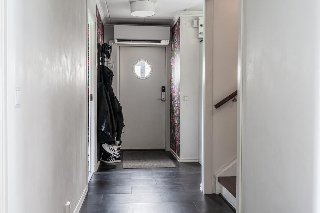 Huvudentré med plats för avhängning av ytterplaggen direkt till höger.
