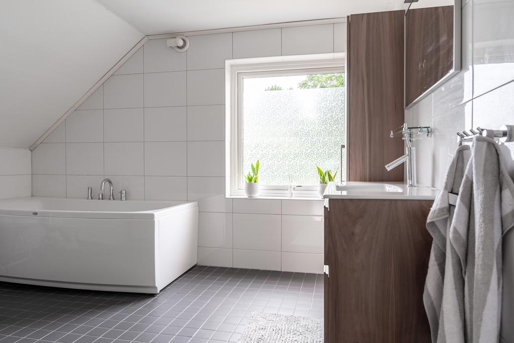Väl tilltaget och stilfullt badrum på övre plan som renoverades av tidigare ägare 2010.