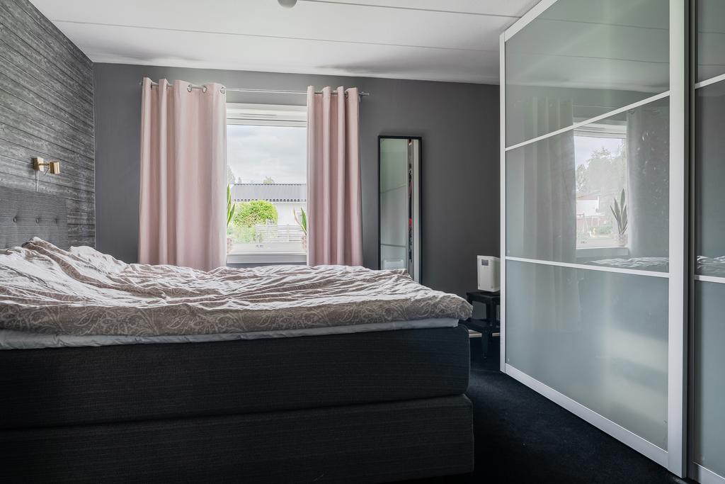 Bostadens master bedroom på entréplan.