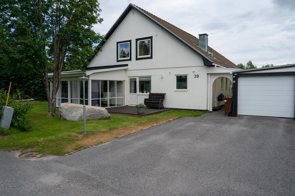 Välkommen till detta trevliga kedjehus på Isgränd 39. Rymligt hus som genomgått renovering, garage med eldriven port. 