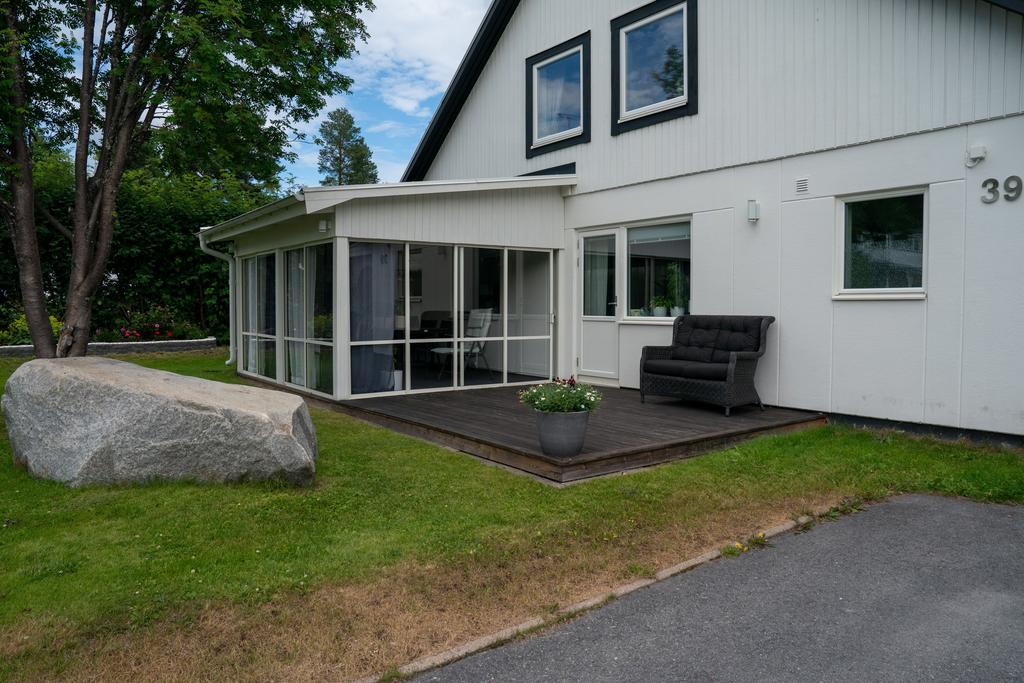 Inglasad altan i trevligt västläge. Lugnt bostadsområde utan genomfartstrafik. 