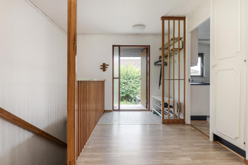 Rymlig hall med avhängningsplats och garderober.