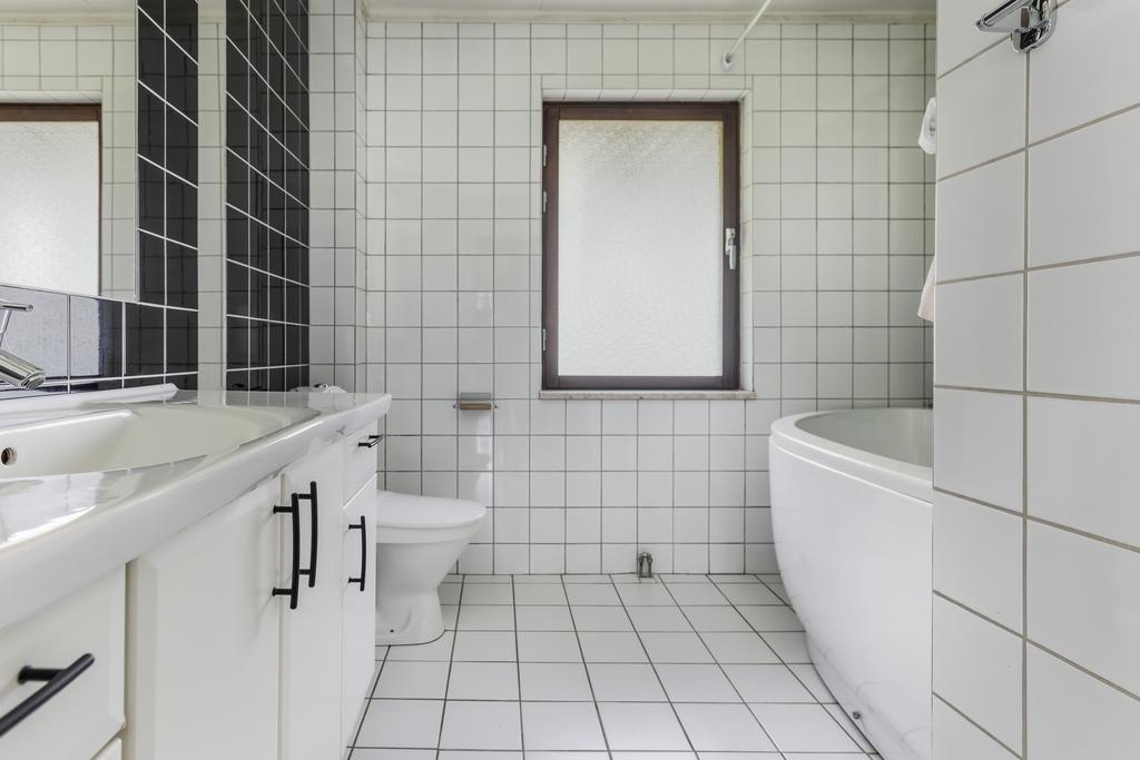 Badrum/wc med kakel, klinkers och golvvärme.