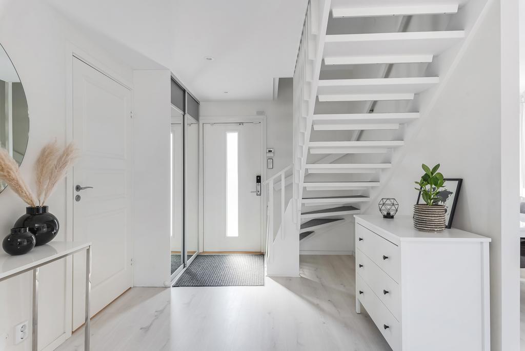 Hall med skjutdörrsgarderob