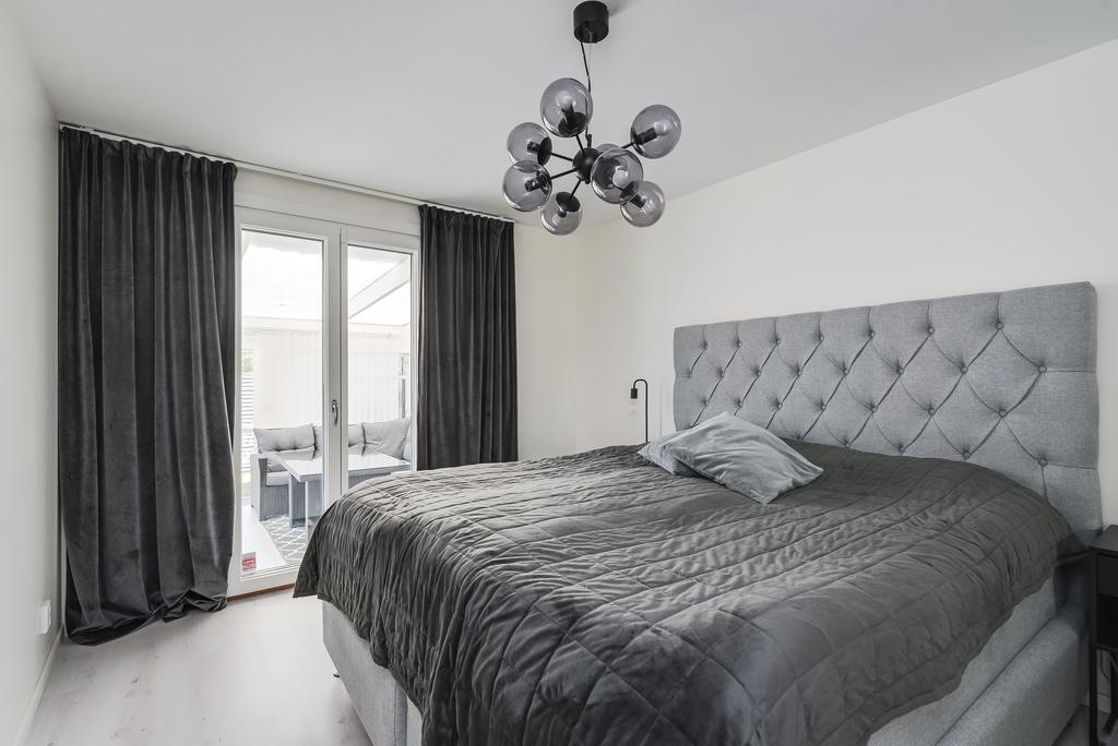 Master bedroom med dubbeldörrar till uterum