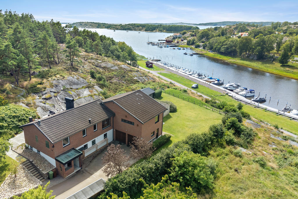 På ett exceptionellt läge finner vi denna gedigna villan, bara ett stenkast från havet och båtbryggan