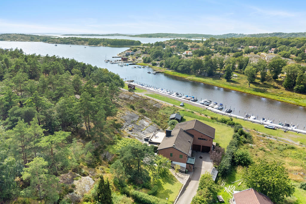 Här bor du i den halländska skärgårdsmiljön angränsande ett naturreservat och fem minuters promenad till sandstrand