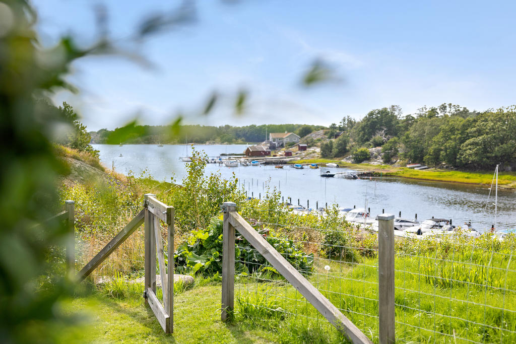 Härifrån går du direkt ner till badbryggan och havet