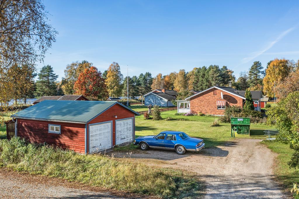 Dubbelgarage och förråd