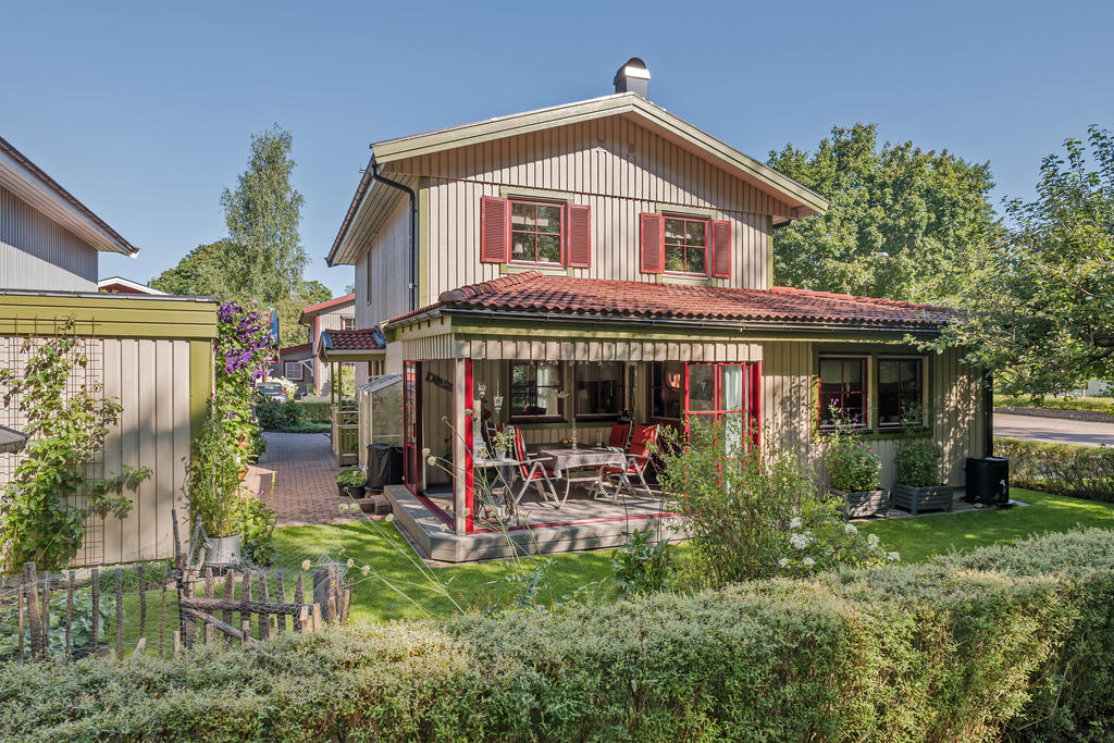 Trädården ramas in av en fin häck med baksidan mot parken.