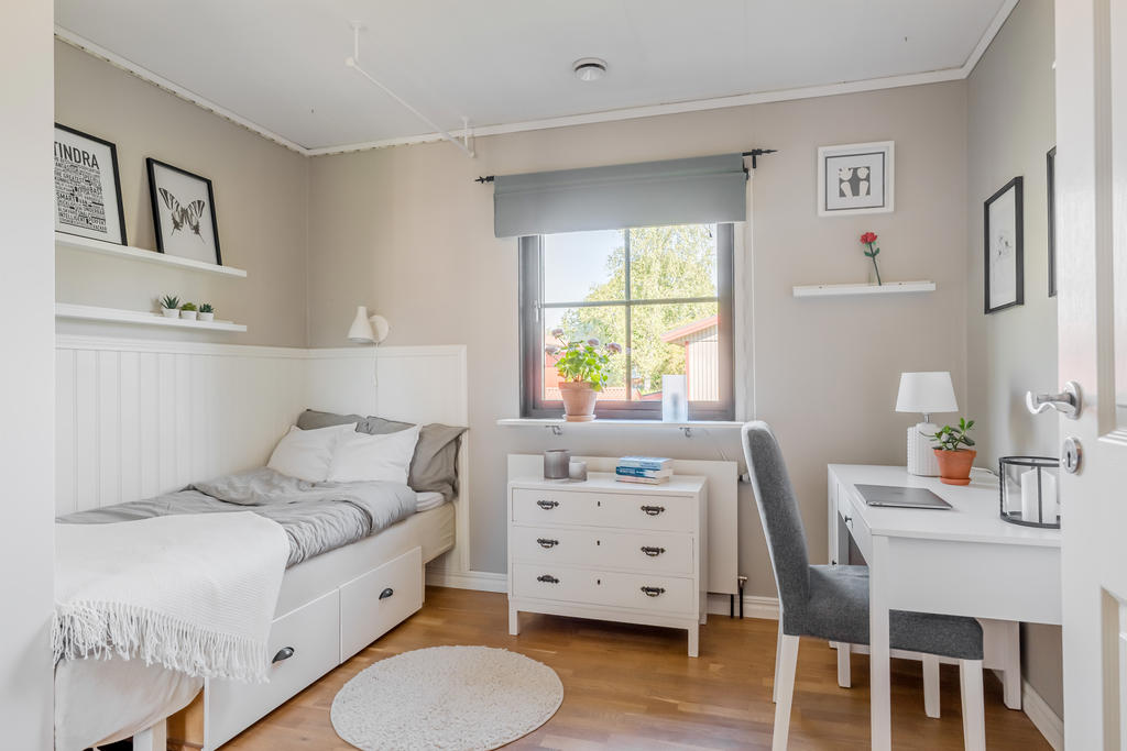 Mysigt barnrum med plats för säng och skrivbord