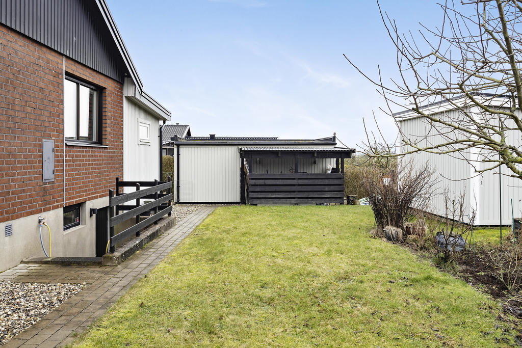 Trädgård med nedgång till källare