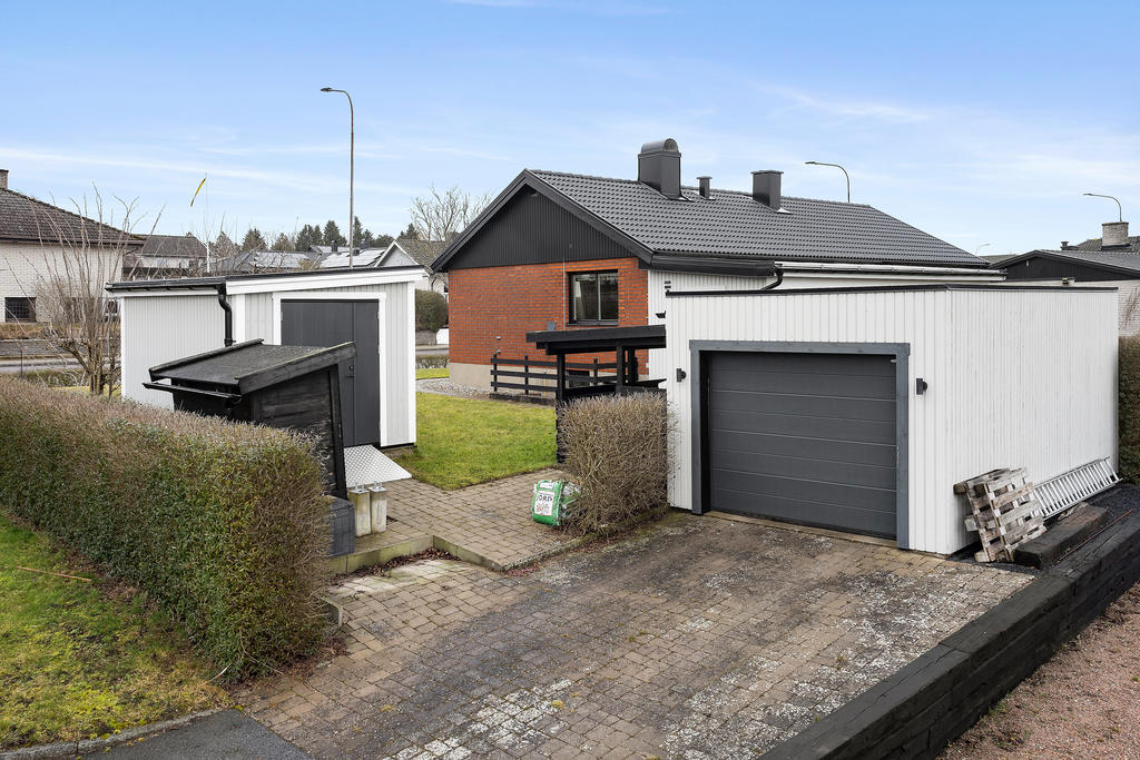 Garage och förråd
