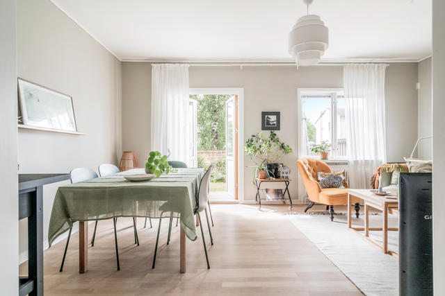 Hemgårdsvägen 30C, Väster