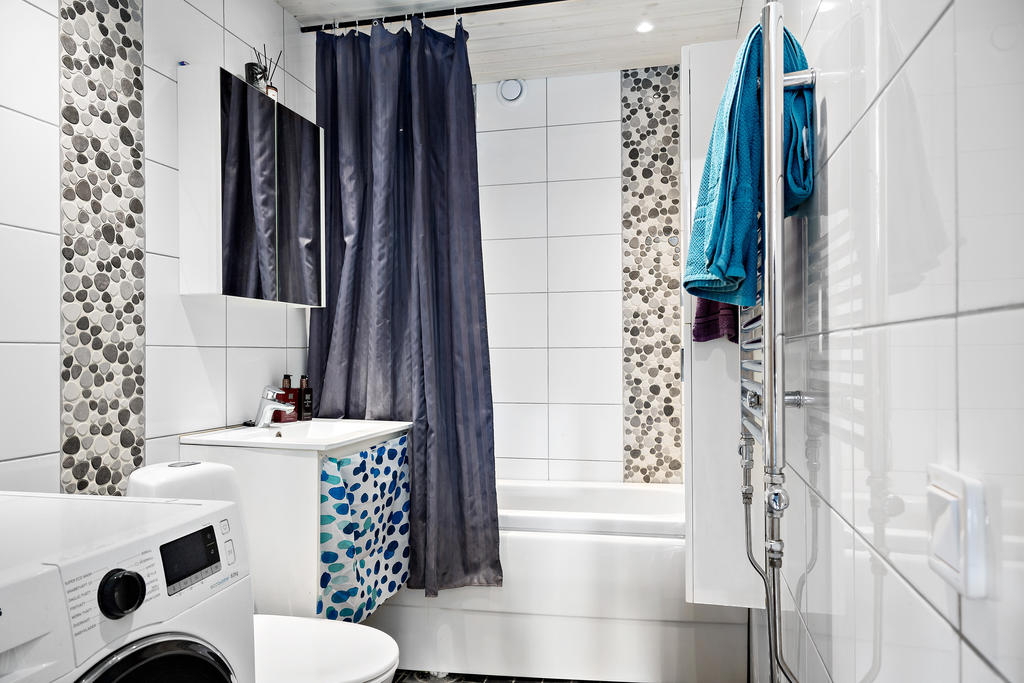 Badrum med tvättmaskin.