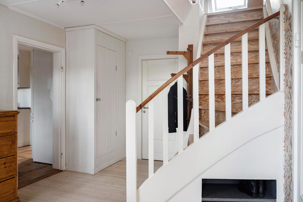 Entréhall med trappa till OV