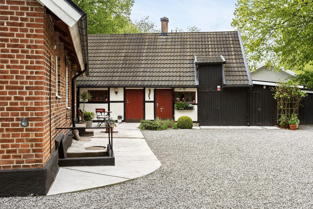 Sidobyggnad med hobbyrum och garage