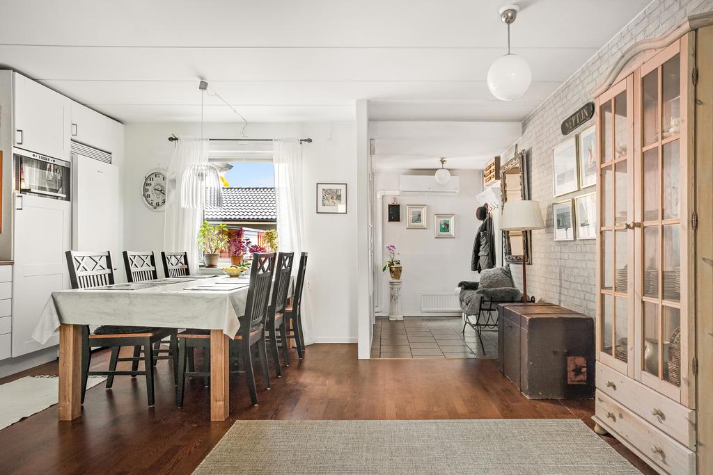 Kök med matplats mot entréhallen