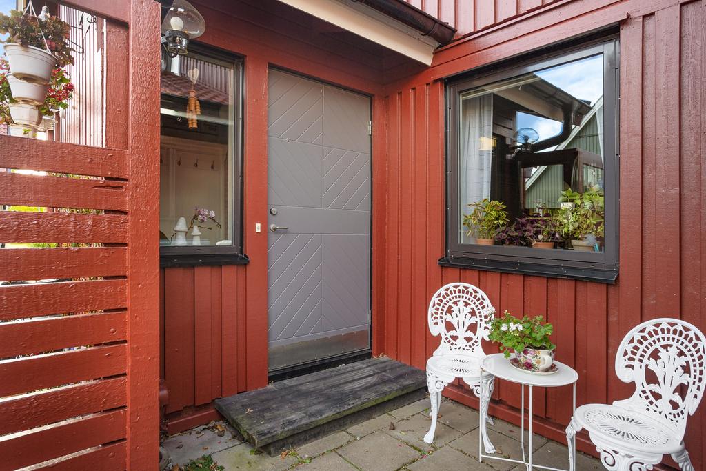 Intill entrén i sydostläge