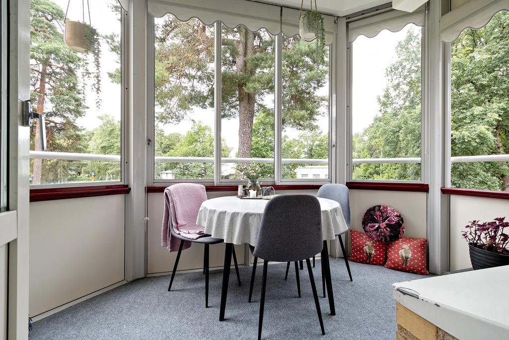 Inglasad balkong med kvällssol