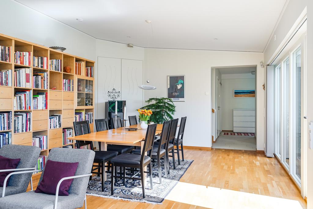 Kamin intill matplatsen