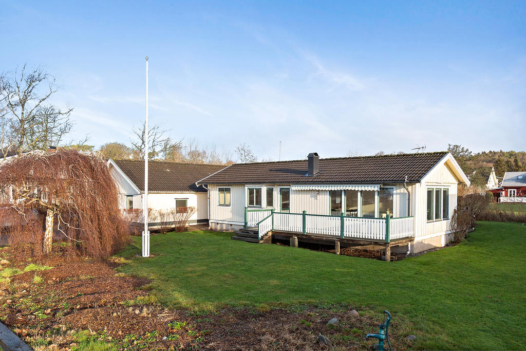 Soligt läge med altan och gräsmatta åt väster