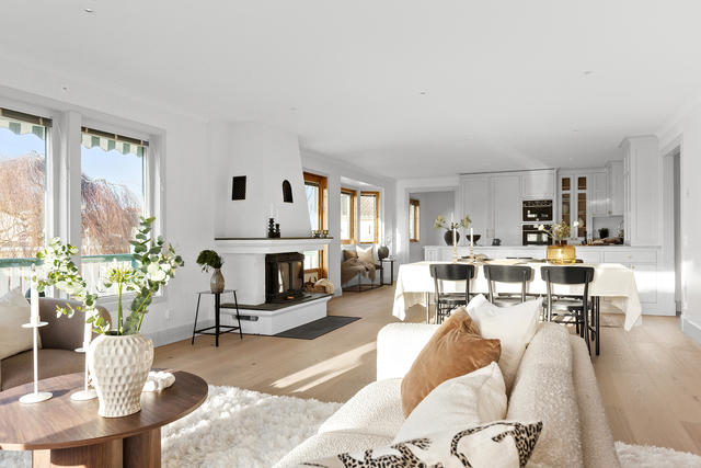 Härligt vardagsrum i öppen planlösning mot köket