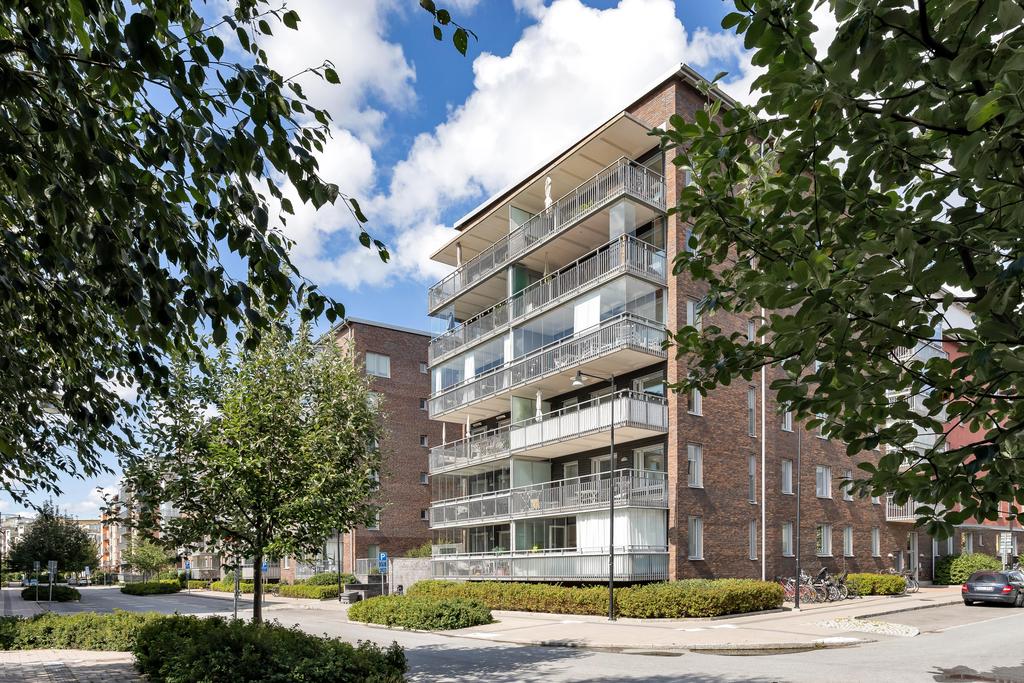 Fasad med balkonger mot Anna Petrus parken.