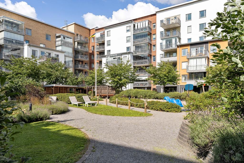 Stor och härlig innergård med gott om utrymme för socialt umgänge och lek.