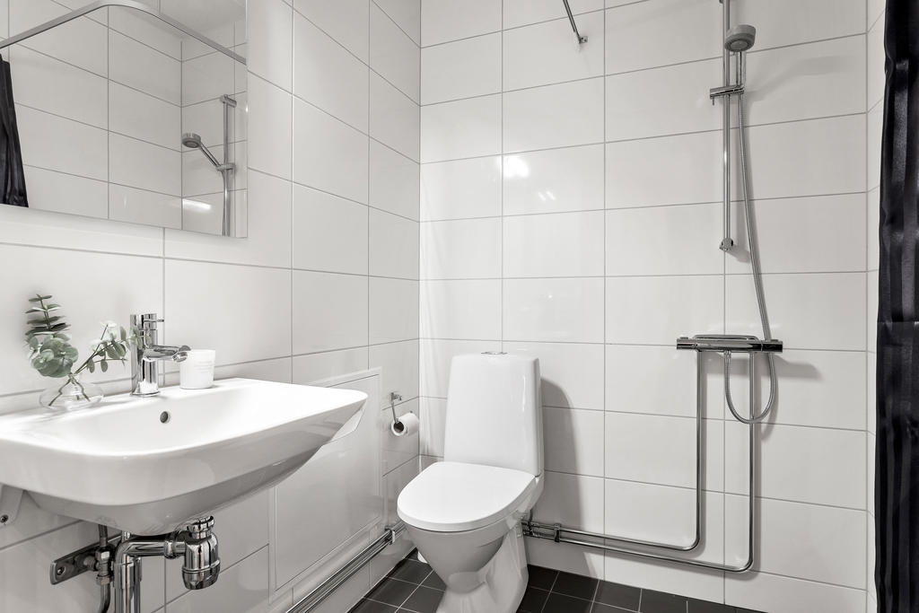 Det andra badrummet av de två utrustat med wc, handfat samt dusch.